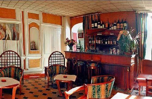 Отель Le Grand Monarque Ла-Шарите-сюр-Луар Экстерьер фото
